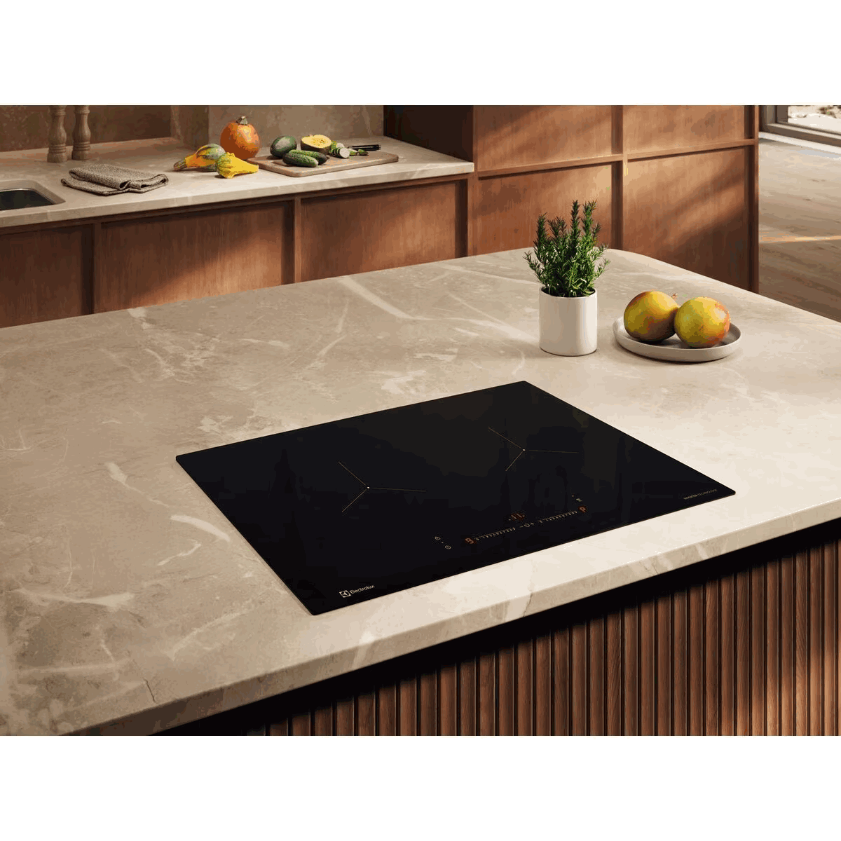 Bếp từ Electrolux mặt kính đen lắp âm trên bàn bếp đá trong không gian bếp hiện đại.